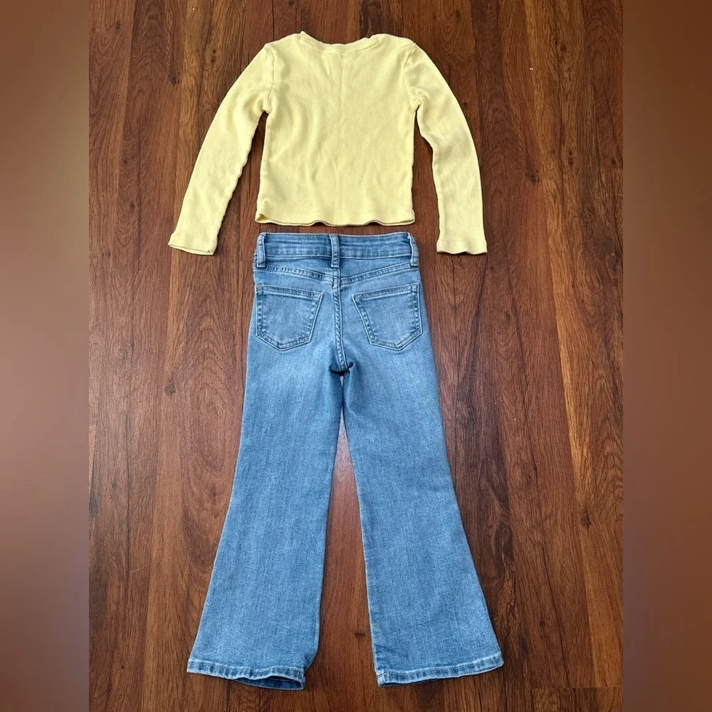 GAP Denim 70's Flare Jeans in Blue and Long - Sleveed T - Shirt in Yellow
